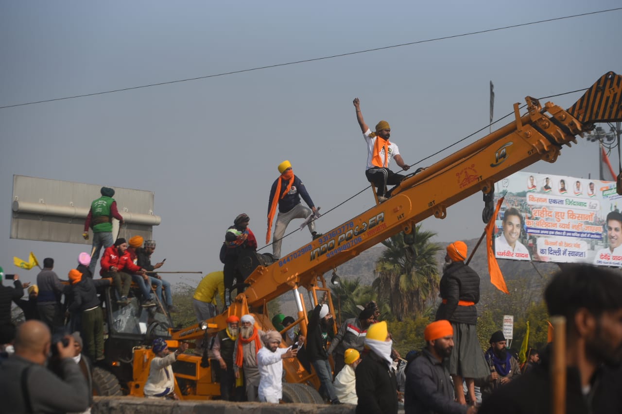 Chaos in Delhi as farmers deviate from tractor rally route. (HT Photo) Chaos in Delhi as farmers deviate from tractor rally route. (HT Photo)
