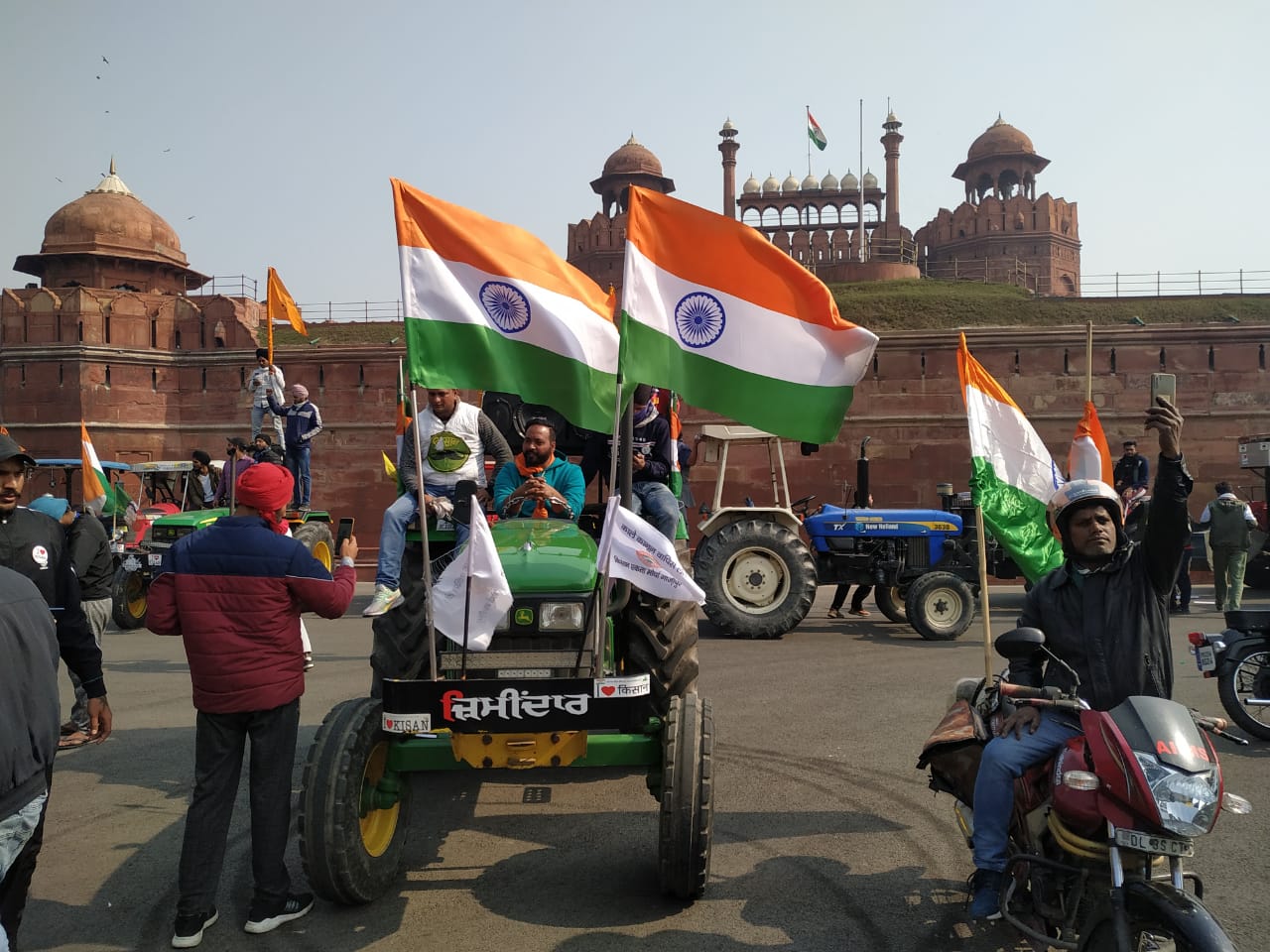 Protesting farmers in front of the Red Fort in Delhi.(HT Photo ) Protesting farmers in front of the Red Fort in Delhi.(HT Photo )