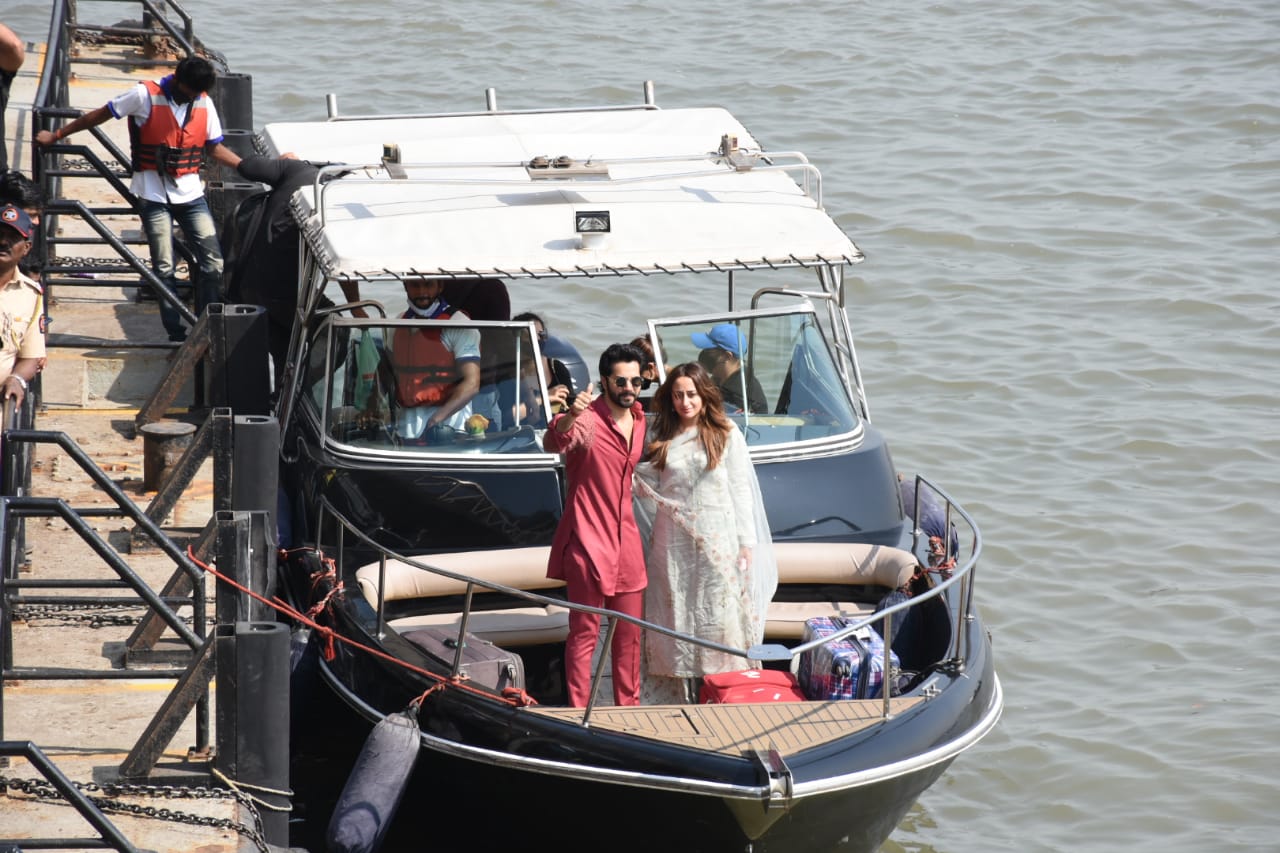 Varun Dhawan and Natasha Dalal pose for the paparazzi. Varun Dhawan and Natasha Dalal pose for the paparazzi.