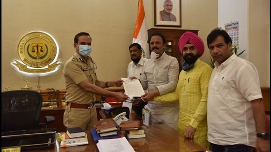 Congress leaders handed over a letter to Samta Nagar police. Congress leaders handed over a letter to Samta Nagar police.