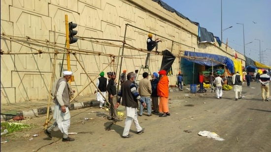Farmers at Ghazipur border re-arrange their camps/tents that were removed Monday because of the tractor rally. (HT Photo) Farmers at Ghazipur border re-arrange their camps/tents that were removed Monday because of the tractor rally. (HT Photo)
