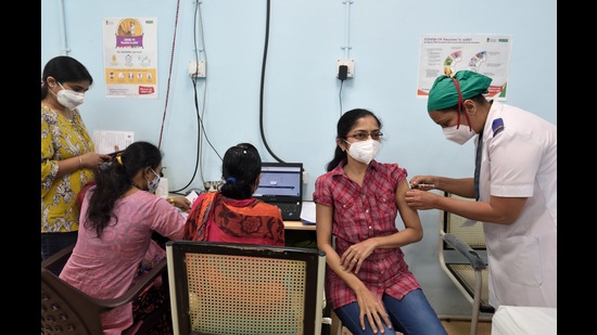 A Covid-19 vaccine shot being administered to woman at Rajawadi Hospital. (Satish Bate/HT Photo) A Covid-19 vaccine shot being administered to woman at Rajawadi Hospital. (Satish Bate/HT Photo)