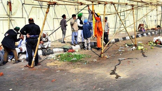 Farmers remove tents from a protest site at the Ghazipur border on Wednesday.(Sakib Ali/HT Photos) Farmers remove tents from a protest site at the Ghazipur border on Wednesday.(Sakib Ali/HT Photos)