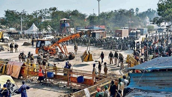 Police personnel erect barricades at Singhu border on Wednesday.( ANI) Police personnel erect barricades at Singhu border on Wednesday.( ANI)