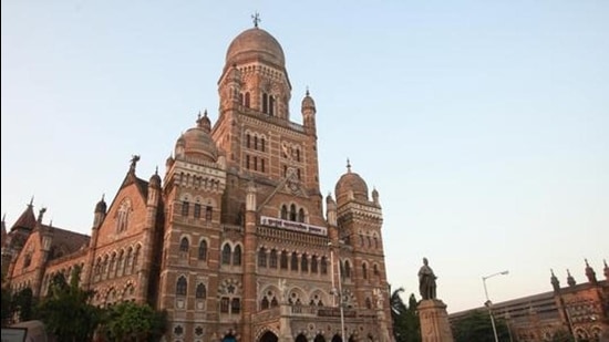 The revenue income of the BMC in 2020-2021 dipped – <span class='webrupee'>₹</span>11,616 crore against the target of <span class='webrupee'>₹</span>28,448 crore. (Hindustan Times) The revenue income of the BMC in 2020-2021 dipped – <span class='webrupee'>₹</span>11,616 crore against the target of <span class='webrupee'>₹</span>28,448 crore. (Hindustan Times)