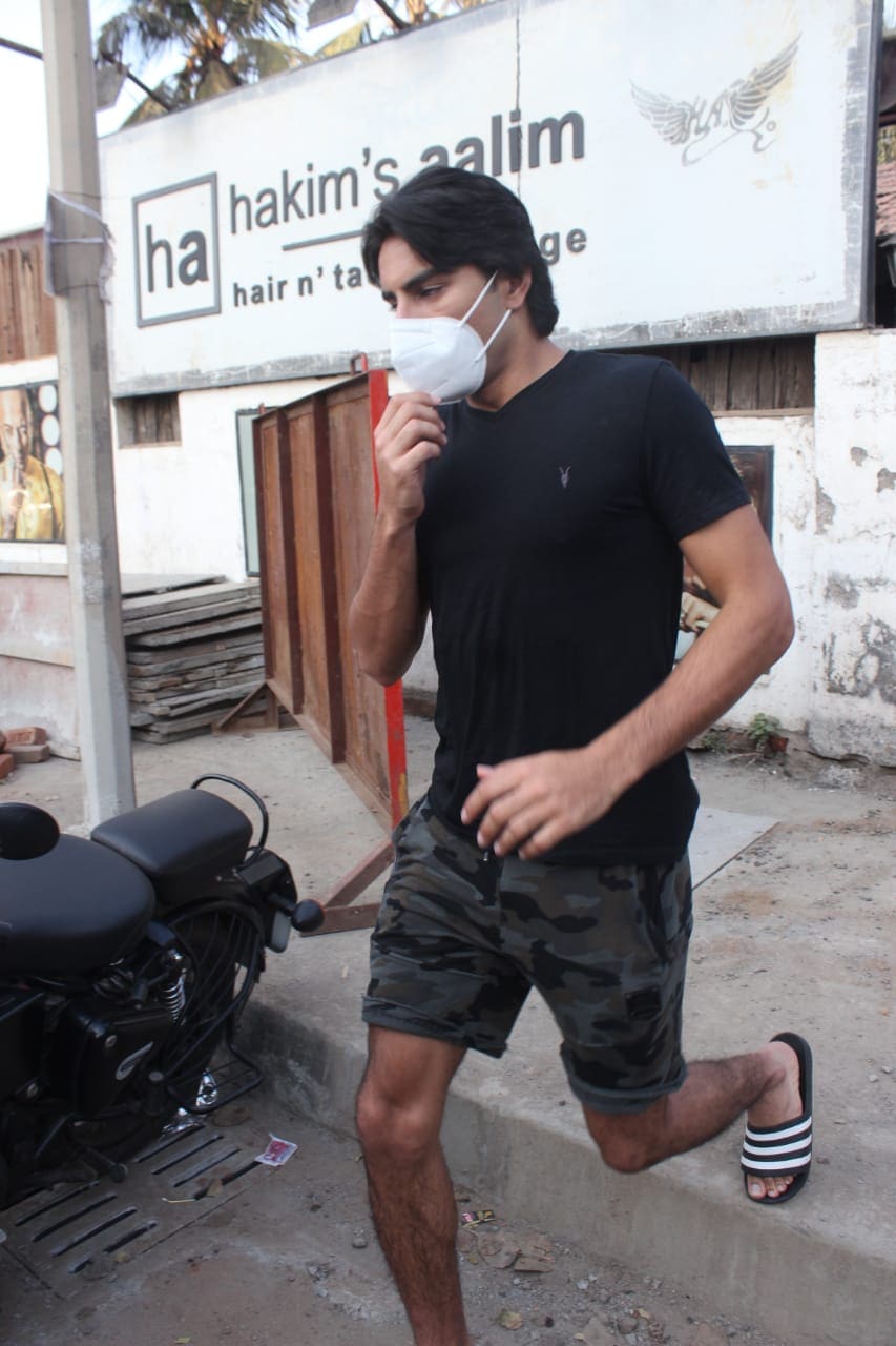 Ibrahim Ali Khan spotted outside a salon in Mumbai. Ibrahim Ali Khan spotted outside a salon in Mumbai.