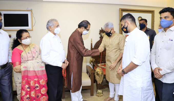 Sameer Desai being welcomed into Shiv Sena by Uddhav Thackeray (Photo@ShivSena)