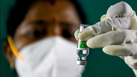 A medical worker prepares to inoculate a colleague with a Covid-19 coronavirus vaccine, Madurai, January 16, 2021 (AFP) A medical worker prepares to inoculate a colleague with a Covid-19 coronavirus vaccine, Madurai, January 16, 2021 (AFP)
