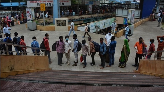 Around 23% respondents said they have to leave Mumbai during lockdown citing reasons such as losing jobs and not being able to afford rent among others. (HT FILE) Around 23% respondents said they have to leave Mumbai during lockdown citing reasons such as losing jobs and not being able to afford rent among others. (HT FILE)