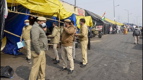 Police personnel arrive at Ghazipur border to hang notices for farmer leaders after FIRs were registered against them in connection with the Republic Day violence, during the ongoing protest against the new farm laws, in New Delhi, Thursday. (PTI)