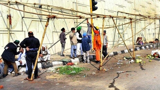 Farmers remove tents from a protest site at the Ghazipur border on Wednesday.(Sakib Ali/HT Photos) Farmers remove tents from a protest site at the Ghazipur border on Wednesday.(Sakib Ali/HT Photos)