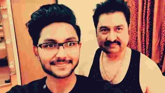 Jaan Kumar Sanu poses with his father, Kumar Sanu.