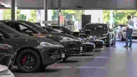 A customer looks at automobiles.(Bloomberg) A customer looks at automobiles.(Bloomberg)