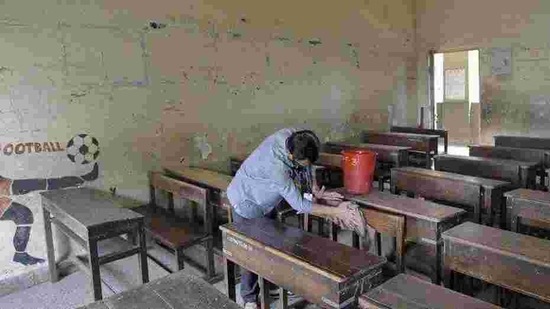 Barring Mumbai, schools in other parts of the state reopened for students of Classes 9 to 12 from November 23. (HT FILE )(HT_PRINT) Barring Mumbai, schools in other parts of the state reopened for students of Classes 9 to 12 from November 23. (HT FILE )(HT_PRINT)