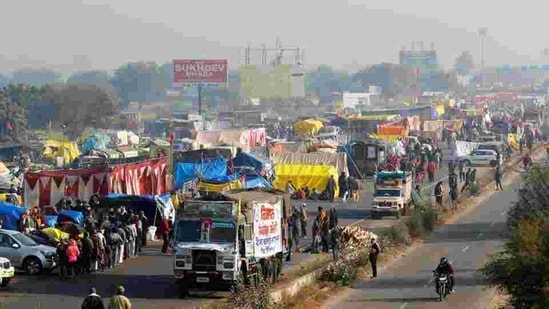 A view of a crowded highway as farmers protest against new farm laws at a state border in Shahjahanpur, in the desert state of Rajasthan, near New Delhi.(REUTERS) A view of a crowded highway as farmers protest against new farm laws at a state border in Shahjahanpur, in the desert state of Rajasthan, near New Delhi.(REUTERS)