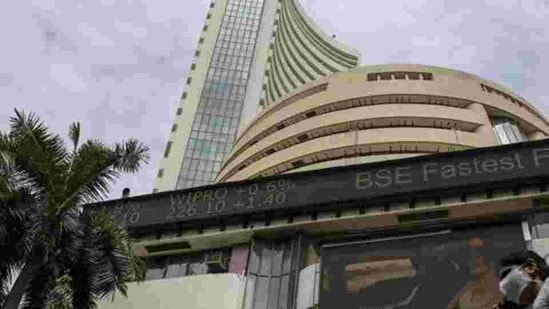 HDFC Bank and Housing Development Finance Corp were the top drags to the Nifty 50 index, falling 2.5% and 2.2%, respectively.(Bloomberg) HDFC Bank and Housing Development Finance Corp were the top drags to the Nifty 50 index, falling 2.5% and 2.2%, respectively.(Bloomberg)