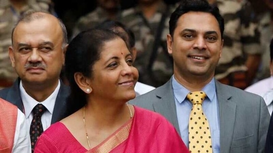 Finance Minister Nirmala Sitharaman (C) and Krishnamurthy Subramanian (R), chief economic adviser pose during a photo opportunity outside their office in parliament in New Delhi, India, July 5, 2019. (Reuters)