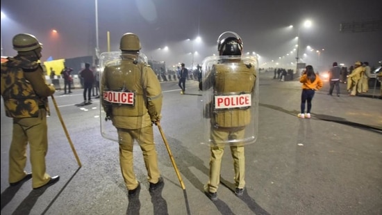 Heavy police deployment at Ghazipur border, in New Delhi on Thursday. (HT Photo)