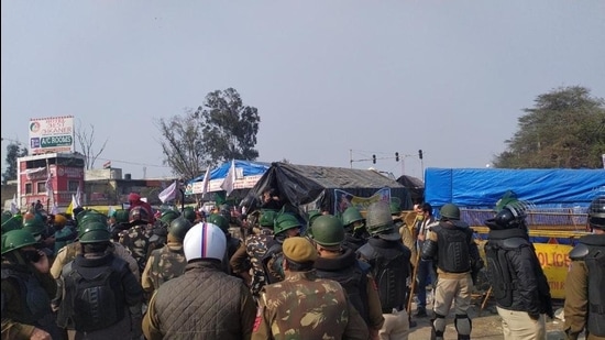 Heavy deployment of police personnel at Singhu border after clashes broke out on Friday. (HT Photo)