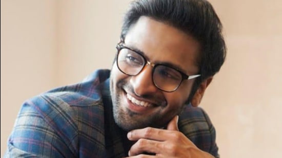 Actor Vaibhav Tatwawaadi has finished shooting for his first Bollywood project as lead, Makarand Mane’s upcoming romantic film. Tatawawaadi is paired opposite actor Anjali Patil in the project.