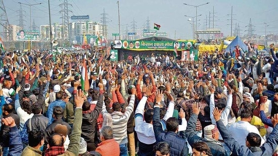 Thousands of agitators rushed to Ghazipur, after a video of farmer leader Rakesh Tikait breaking down in tears went viral online. (Sakib Ali/Hindustan Times Photo) Thousands of agitators rushed to Ghazipur, after a video of farmer leader Rakesh Tikait breaking down in tears went viral online. (Sakib Ali/Hindustan Times Photo)