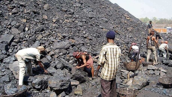 Outsourcing coal workers working at a colliery at Jharia in Dhanbad, Jharkhand, ( Chandan Paul / Hindustan Times)