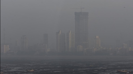 Smoggy weather on Mumbai skyline at Worli in Mumbai. (Satyabrata Tripathy/HT file) Smoggy weather on Mumbai skyline at Worli in Mumbai. (Satyabrata Tripathy/HT file)