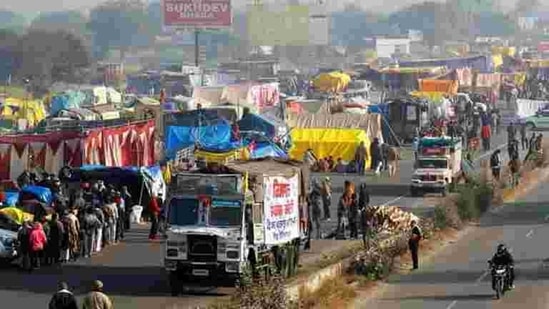 A view of a crowded highway as farmers protest against new farm laws at a state border in Shahjahanpur, in the desert state of Rajasthan, near New Delhi. (REUTERS) A view of a crowded highway as farmers protest against new farm laws at a state border in Shahjahanpur, in the desert state of Rajasthan, near New Delhi. (REUTERS)