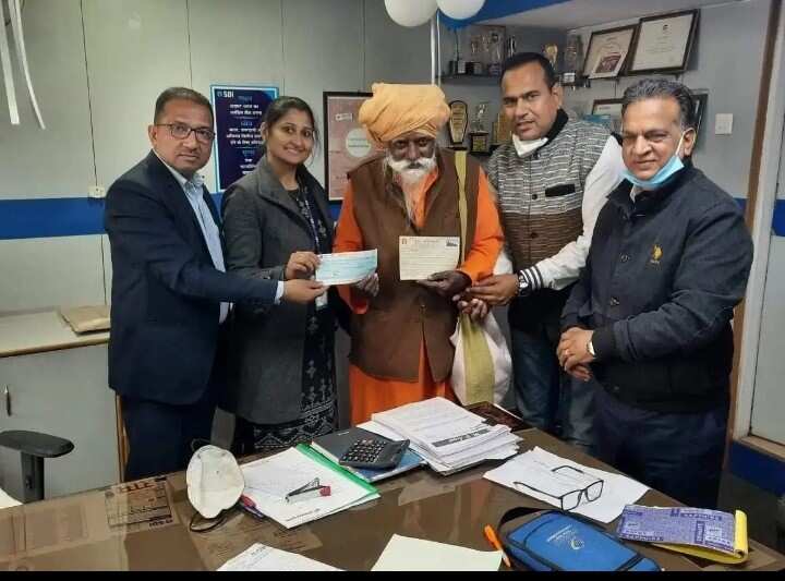 Swami Shankar Das donating ₹1 crore for Ram temple constuction (HT Photo ) Swami Shankar Das donating ₹1 crore for Ram temple constuction (HT Photo )