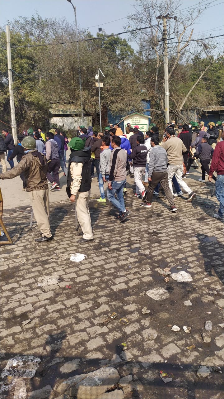 Riot police not able to control situation. (Kainat Sarfaraz/HT) Riot police not able to control situation. (Kainat Sarfaraz/HT)