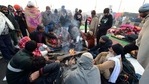 Farmers sit around a bonfire to warm themwselves on a cold morning during their ongoing protest against the new farm laws, at Ghazipur border in New Delhi.(HT_PRINT) Farmers sit around a bonfire to warm themwselves on a cold morning during their ongoing protest against the new farm laws, at Ghazipur border in New Delhi.(HT_PRINT)