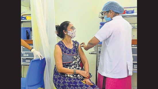 A beneficiary is vaccinated at Nair Hospital. (Anshuman Poyrekar/HT Photo) A beneficiary is vaccinated at Nair Hospital. (Anshuman Poyrekar/HT Photo)