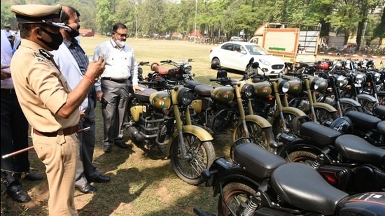 The commissioner of police, Bipin Kumar Singh, said that with some minor alteration in the model, the thefts could be avoided and they would be conveying the same to the company. (Bachchan Kumar/HT photo) The commissioner of police, Bipin Kumar Singh, said that with some minor alteration in the model, the thefts could be avoided and they would be conveying the same to the company. (Bachchan Kumar/HT photo)