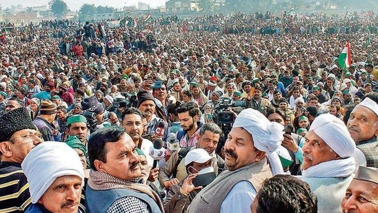 On Saturday night, the BKU office-bearers had estimated a crowd of around 10,000 people at Ghazipur while the Ghaziabad police officials pegged it around 5,000 to 6,000.(PTI) On Saturday night, the BKU office-bearers had estimated a crowd of around 10,000 people at Ghazipur while the Ghaziabad police officials pegged it around 5,000 to 6,000.(PTI)