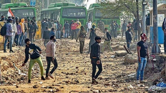 The stone-pelters clashed with the police, protesting farmers. (Sanchit Khanna/HT PHOTO)