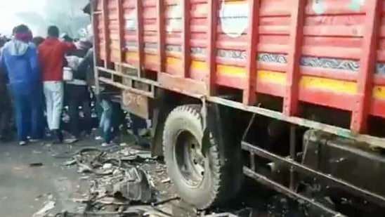 Crowd gathers around the truck on Moradabad-Agra Highway. (Twitter: @utkarshs88)