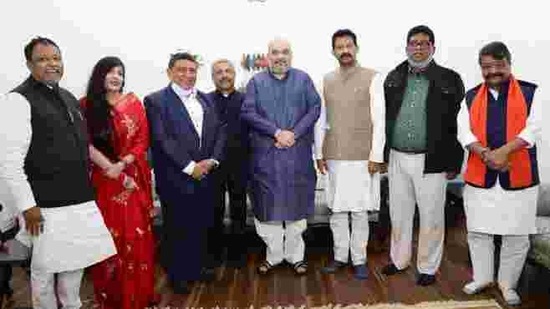 Rajib Banerjee, Vaishali Dalmiya, Prabir Ghosal, Rathin Chakraborty and actor Rudranil Ghosh joined the BJP.(Amit Shah/Twitter Photo) Rajib Banerjee, Vaishali Dalmiya, Prabir Ghosal, Rathin Chakraborty and actor Rudranil Ghosh joined the BJP.(Amit Shah/Twitter Photo)