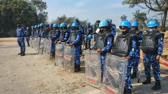 The entry to the farmers' protest venue was closely guarded by police and para military personnel with even mediapersons finding it difficult to reach there. (HT photo) The entry to the farmers' protest venue was closely guarded by police and para military personnel with even mediapersons finding it difficult to reach there. (HT photo)