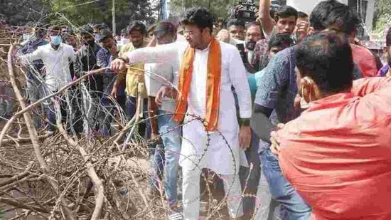 Angry at the presence of a large number of police personnel who allegedly tried to stop them, the BJYM activists led by MP Tejaswi Surya forcibly removed the barricades and entered the varsity campus. (PHOTO CREDIT: BJP.) Angry at the presence of a large number of police personnel who allegedly tried to stop them, the BJYM activists led by MP Tejaswi Surya forcibly removed the barricades and entered the varsity campus. (PHOTO CREDIT: BJP.)
