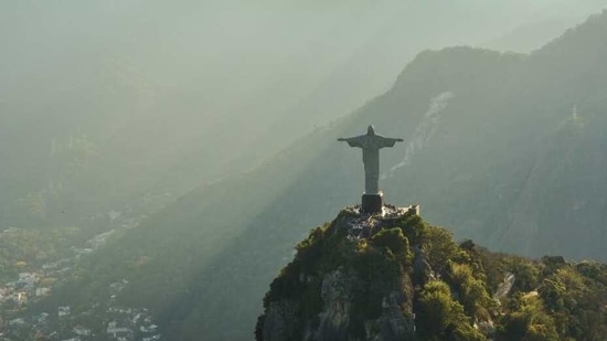 Brazil neighbors limit travel to halt virus strain's spread(Unsplash)