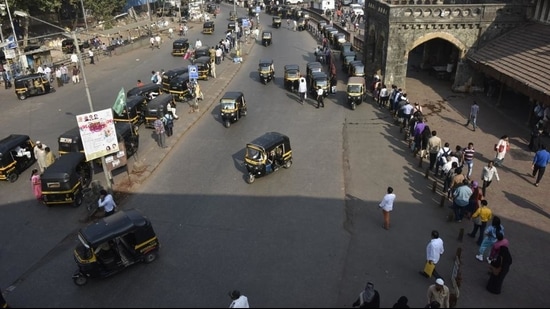 Autorickshaws at Bandra station. (HT Photo)