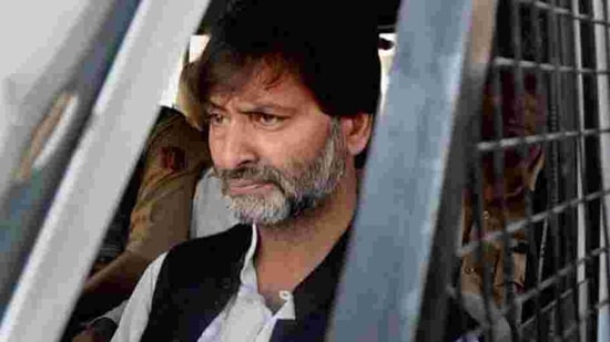 The TADA court had earlier issued non-bailable warrants against Yasin Malik and seven others allegedly involved in the killing of four IAF personnel in Kashmir in 1990.(PTI photo)