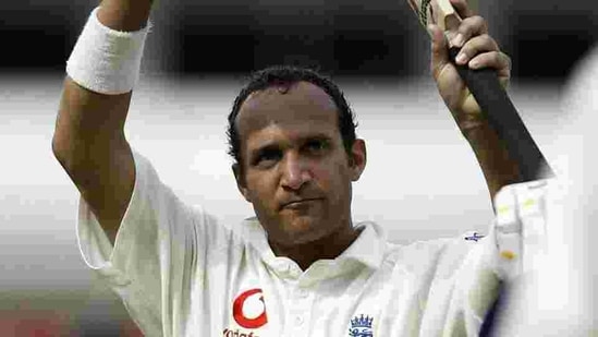 Mark Butcher waves to the crowd as he walks off celebrating England's victory over South Africa.(Getty Images)