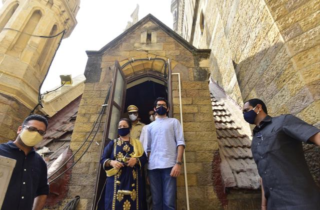 Maharashtra tourism minister Aaditya Thackeray and Mumbai mayor Kishori Pednekar on the terrace of the BMC building, on Saturday. (Anshuman Poyrekar/HT Photo) Maharashtra tourism minister Aaditya Thackeray and Mumbai mayor Kishori Pednekar on the terrace of the BMC building, on Saturday. (Anshuman Poyrekar/HT Photo)