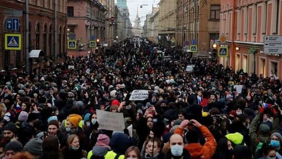 On Sunday, police detained over 4,027 people at protests held in cities across Russia’s 11 time zones, according to OVD-Info, a group that monitors political arrests.(Reuters)