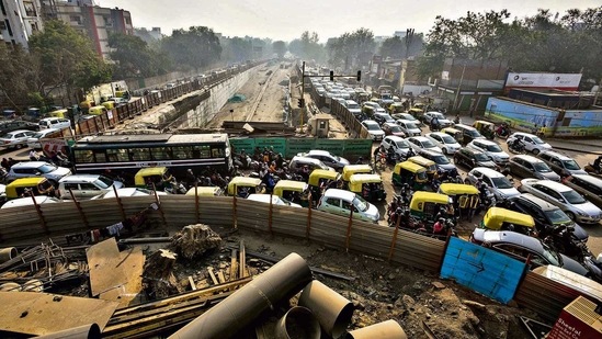 Both the underpass and the flyover extension projects are aimed at decongesting Ashram Chowk where vehicles are seen waiting for hours in traffic jams even during non-peak hours.(HT Photo)