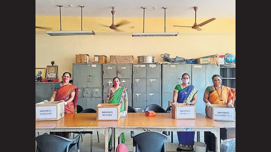 Parents can drop solved prelim papers in the boxes at VPM’s Vidya Mandir High School, Dahisar. (HT) Parents can drop solved prelim papers in the boxes at VPM’s Vidya Mandir High School, Dahisar. (HT)