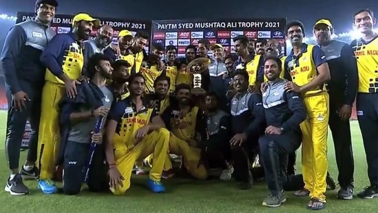Tamil Nadu players with the Syed Mushtaq Ali Trophy after beating Baroda in the final. (BCCI/Screengrab)
