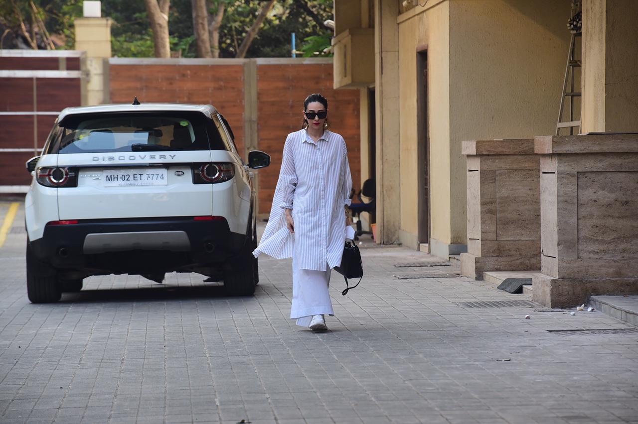 Karisma Kapoor seen outside Amritas home. Karisma Kapoor seen outside Amritas home.