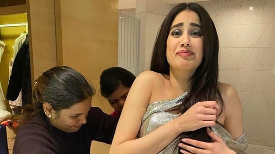 Janhvi Kapoor Struggles To Fit Into Dress As Her Team Tries To Help